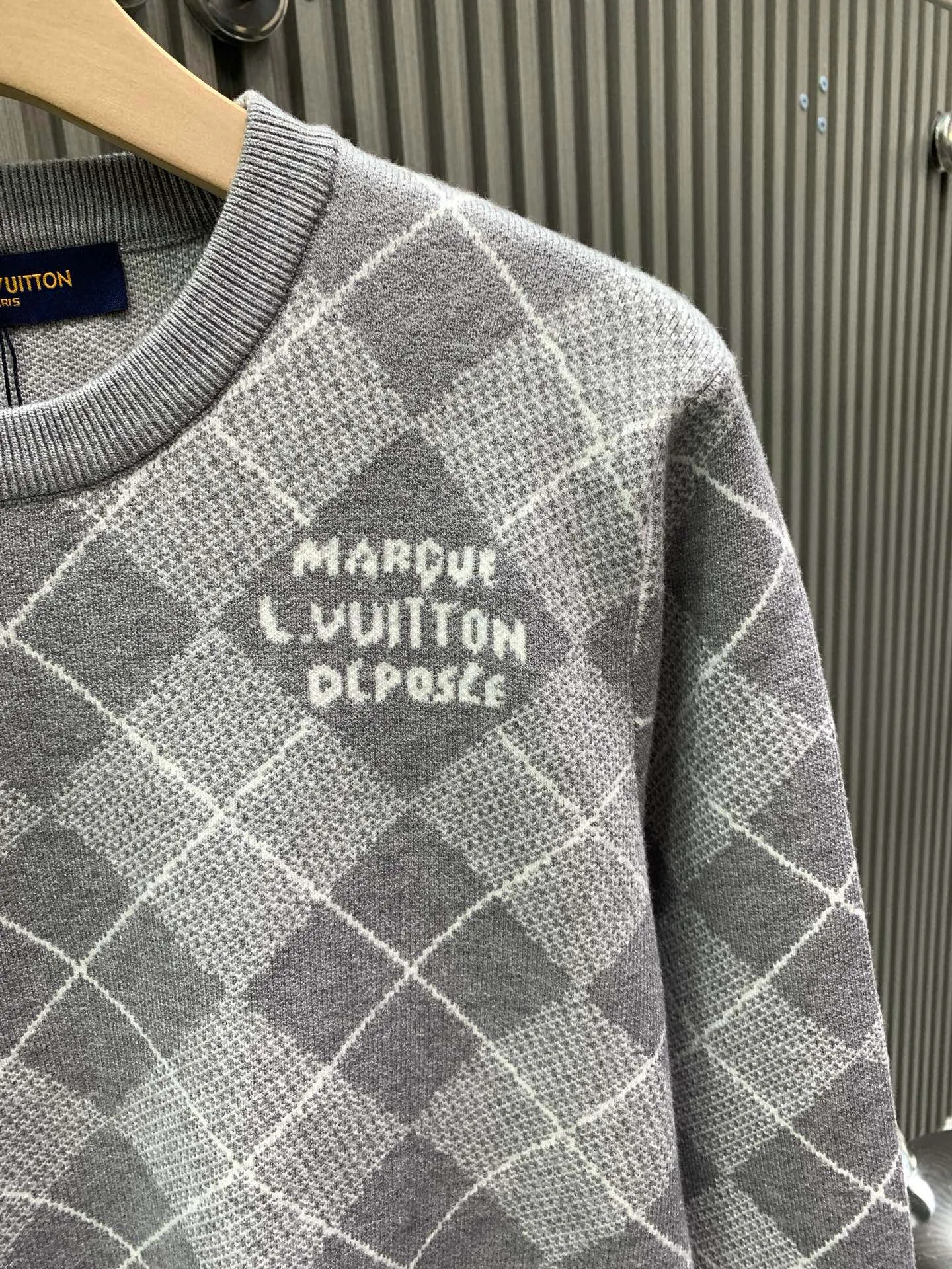 🅿️380 🀄️ Louis Vuitton Louis Vuitton 25*1v diamond plaid cashmere sweater 𝟮5 new autumn and winter products, a must-have~ Love the college style diamond pattern design. Each item is a hot item this year. Made of wool blended fabrics, dyed and custom-woven dyed yarn, multi-sand mouth intarsia technology, Japan Shima Seiki 36 yarn mouth intarsia machine, reverse thread machine knotting Then it is trimmed by hand. It will never come off. It uses half more material than the vest style. The dropped shoulder design adds a lot of relaxation. It will definitely kill all the same type of diamond sweaters~